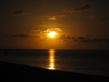 Coucher de soleil sur la plage, Meemu atoll, Maldives