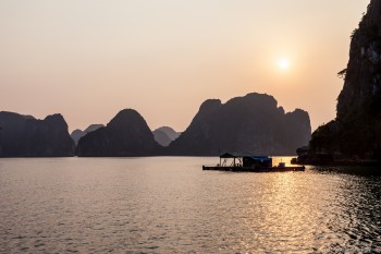 Coucher de soleil, baie d'Halong, Vietnam