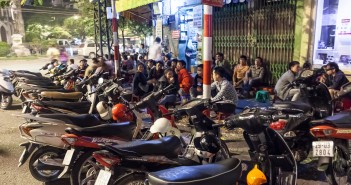 Scooters et soirée animée, Hanoï, Vietnam