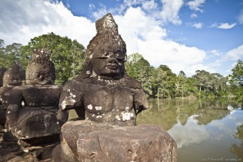 Statues pont Angkor Thom Cambodge