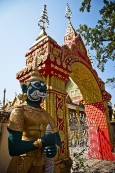 Sculpture à l'entrée d'un temple, Vientiane, Laos