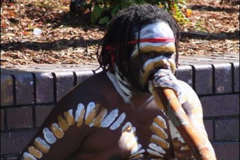 Un aborigène jouant du didjeridoo