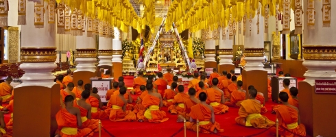 Prière dans un des nombreux temples de Chiang Mai, Thaïlande