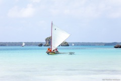 Pirogue sur la baie d'Upi, île des Pins