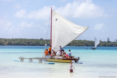 Pirogue sur la baie d'Upi, île des Pins
