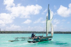 Piroguier sur la baie d'Upi, île des Pins