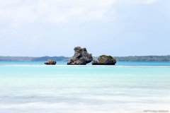 Roches sur la baie d'Upi, île des Pins