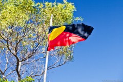 Drapeau aborigène flottant à Halls Creek