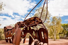Sculpture caterpillar représentant les chenilles ayant créé le monde selon le peuple aborigène Arrernte. Cultural Precinct d'Alice Springs