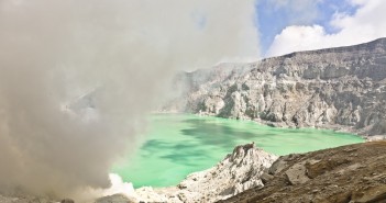 Cratère et fumée du Kawah Ijen, Java, Indonésie
