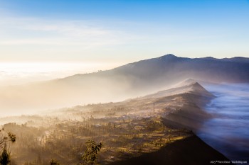 Lever de soleil et brume sur Bromo Java Indonesie