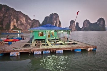 Village flottant sur la baie d'Halong, Vietnam