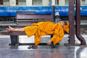 Moine bouddhiste dormant à la gare de Bangkok, Thaïlande