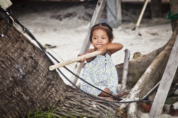 Petite fille plage Thong Nai Phan Yai Koh Phangan Thailande