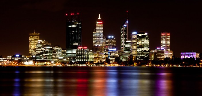 Perth de nuit de l'autre côté de la Swan River