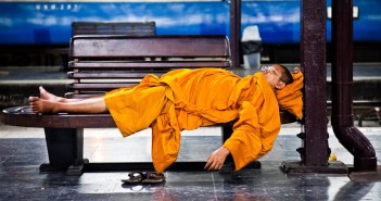 Monk quai de la gare Bangkok