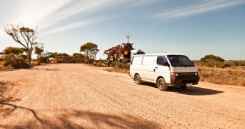 Le van sur une aire de repos, Nullarbor Plain