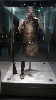 L'armure de Ned Kelly à la State Library of Victoria