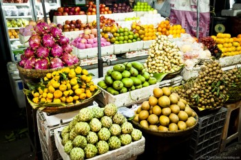 Etale fruits marche phnom penh cambodge