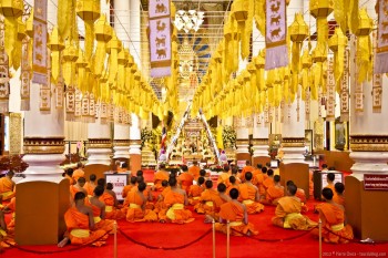 Priere-temple-Chiang-Mai-Thailande
