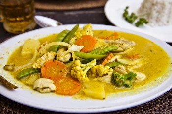 Curry poulet legumes Bali Indonesie